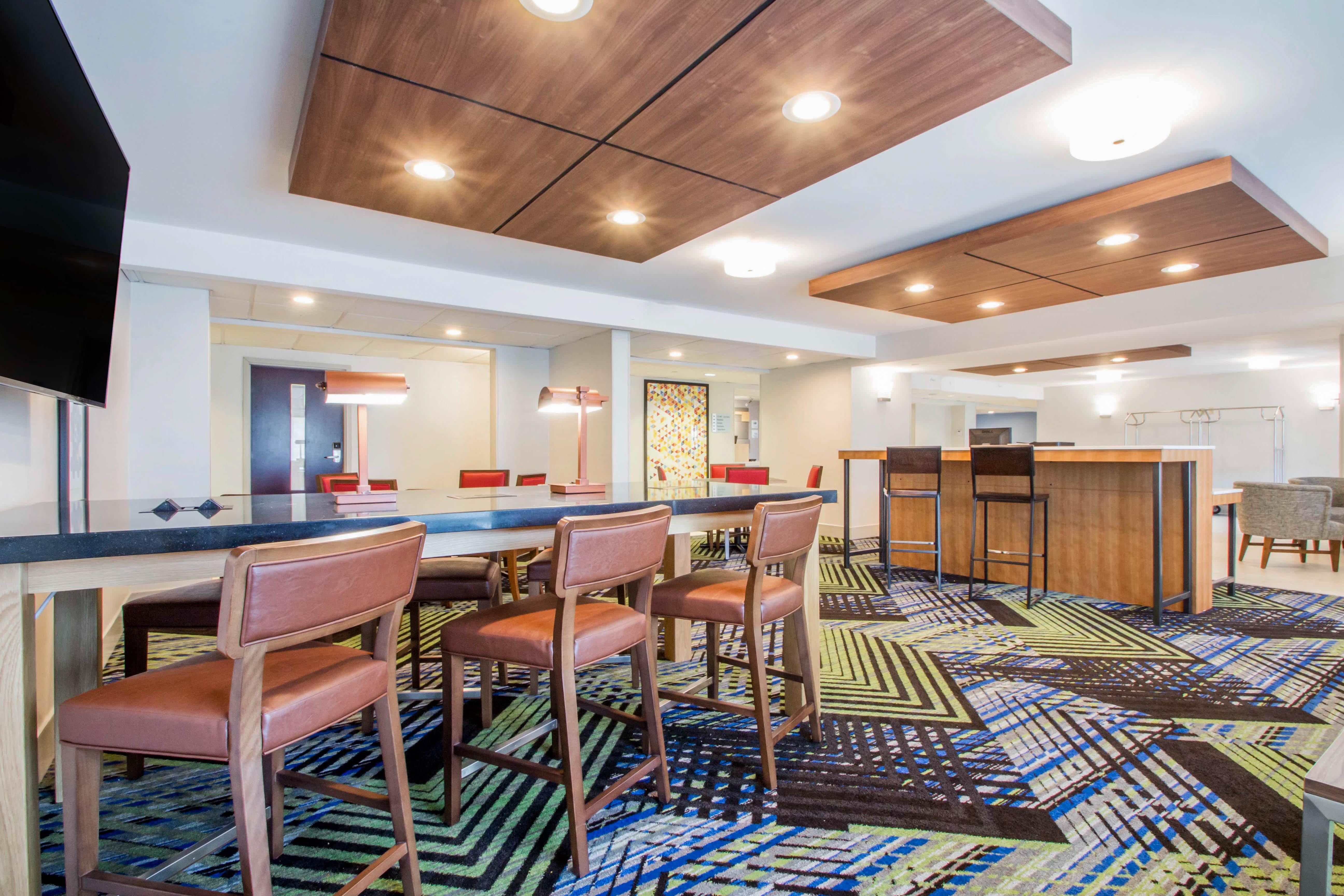 Holiday Inn Express & Suites - Albany Airport - Wolf Road By Ihg Exterior photo