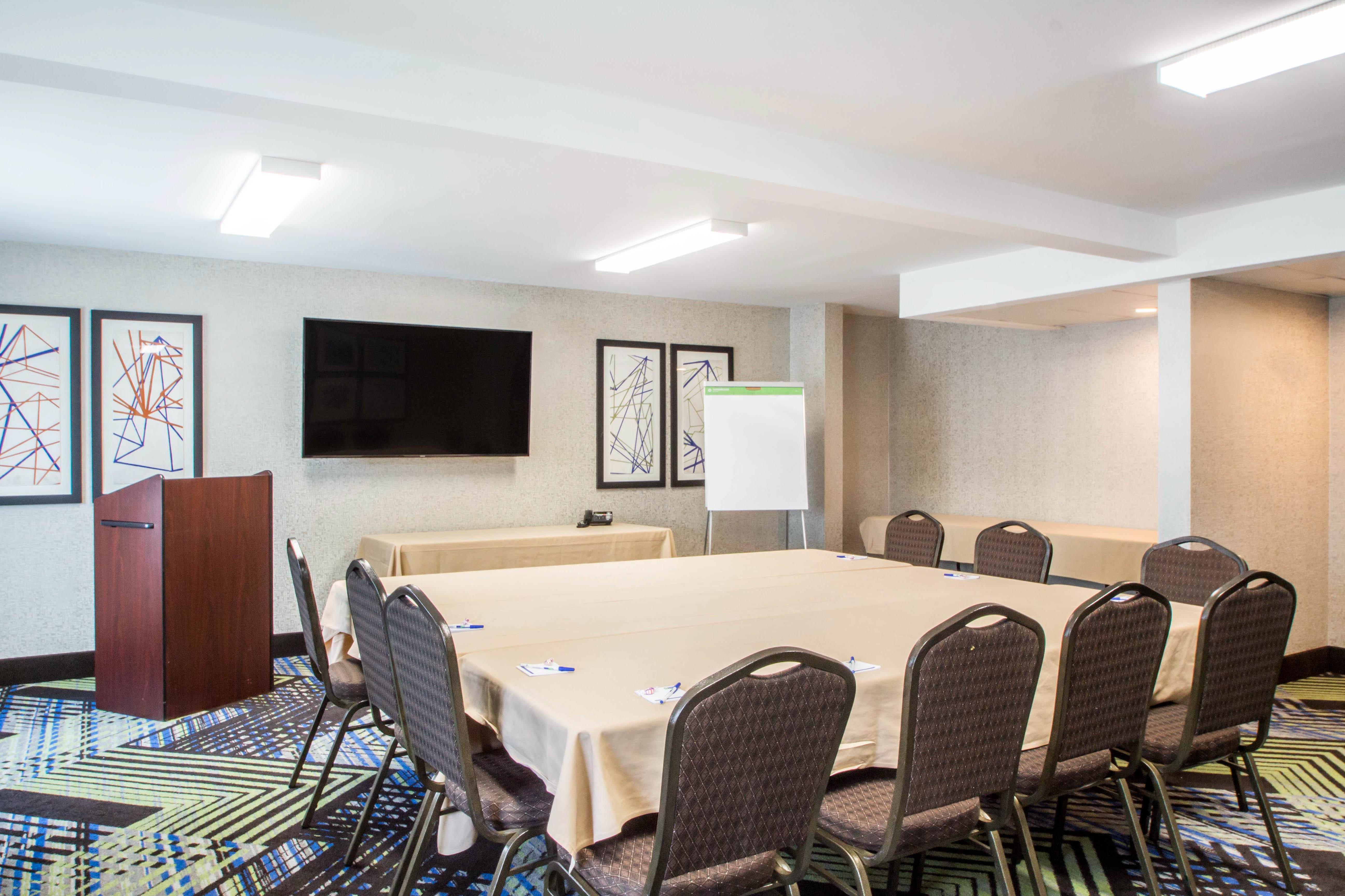 Holiday Inn Express & Suites - Albany Airport - Wolf Road By Ihg Exterior photo