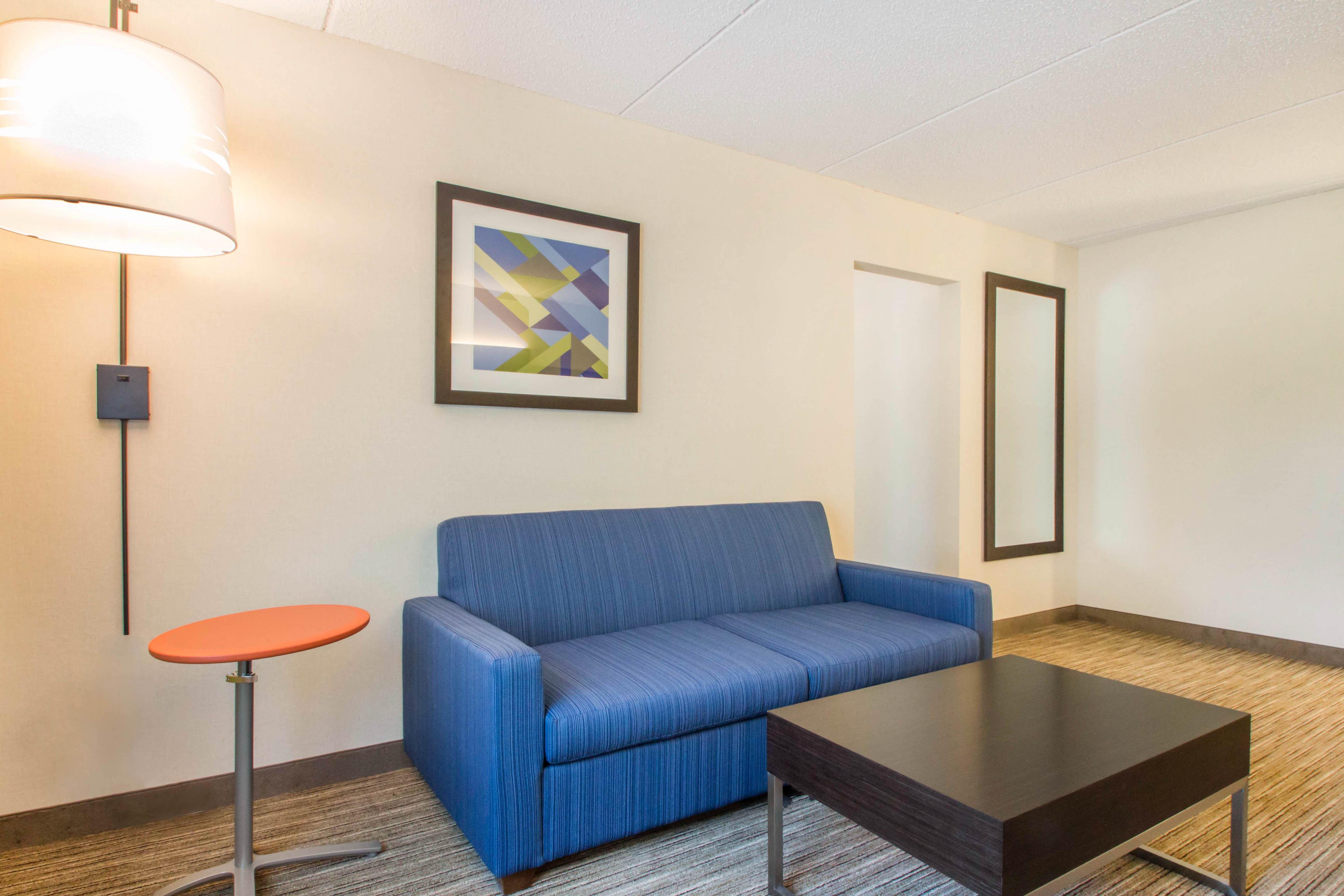 Holiday Inn Express & Suites - Albany Airport - Wolf Road By Ihg Exterior photo