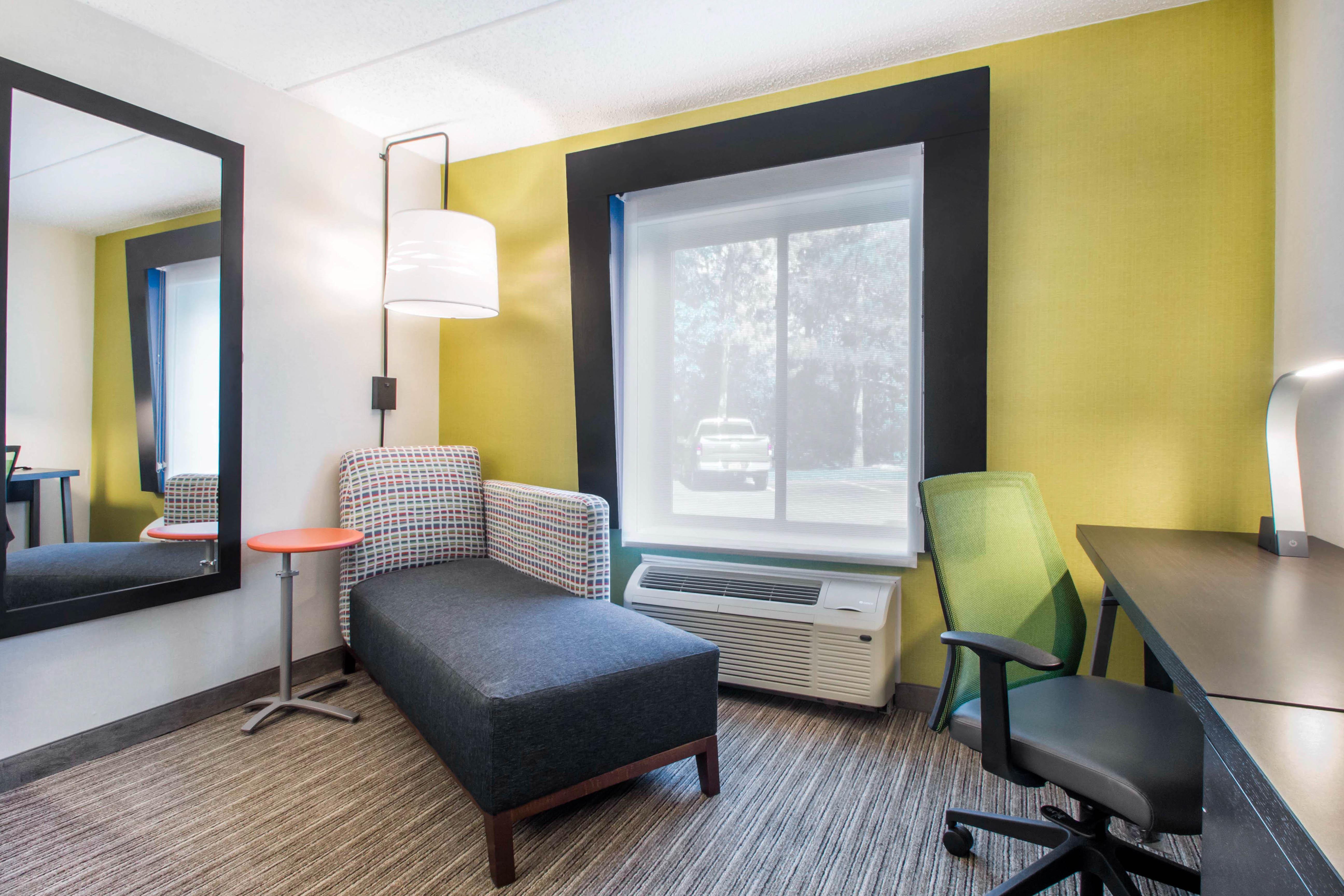 Holiday Inn Express & Suites - Albany Airport - Wolf Road By Ihg Exterior photo