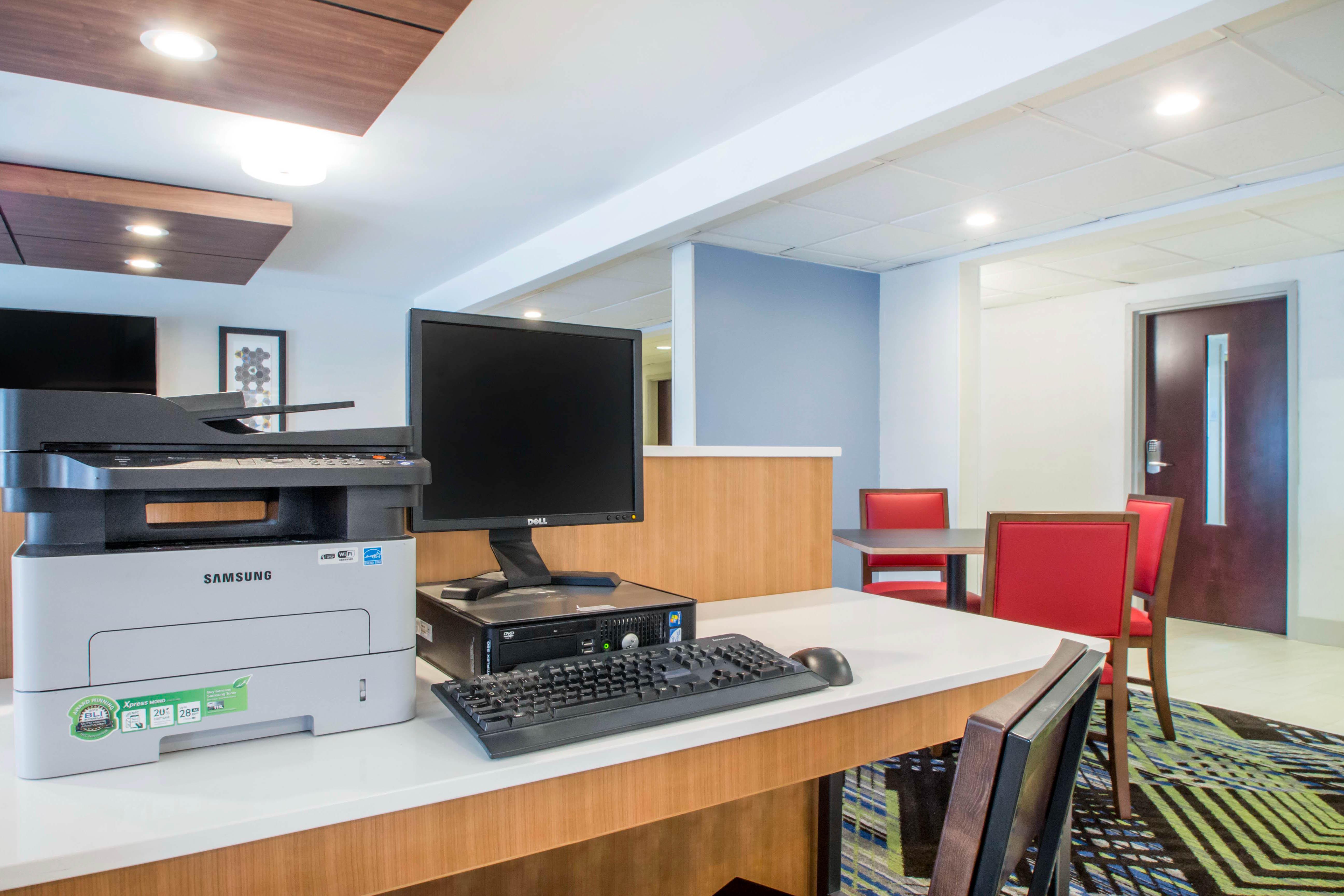 Holiday Inn Express & Suites - Albany Airport - Wolf Road By Ihg Exterior photo