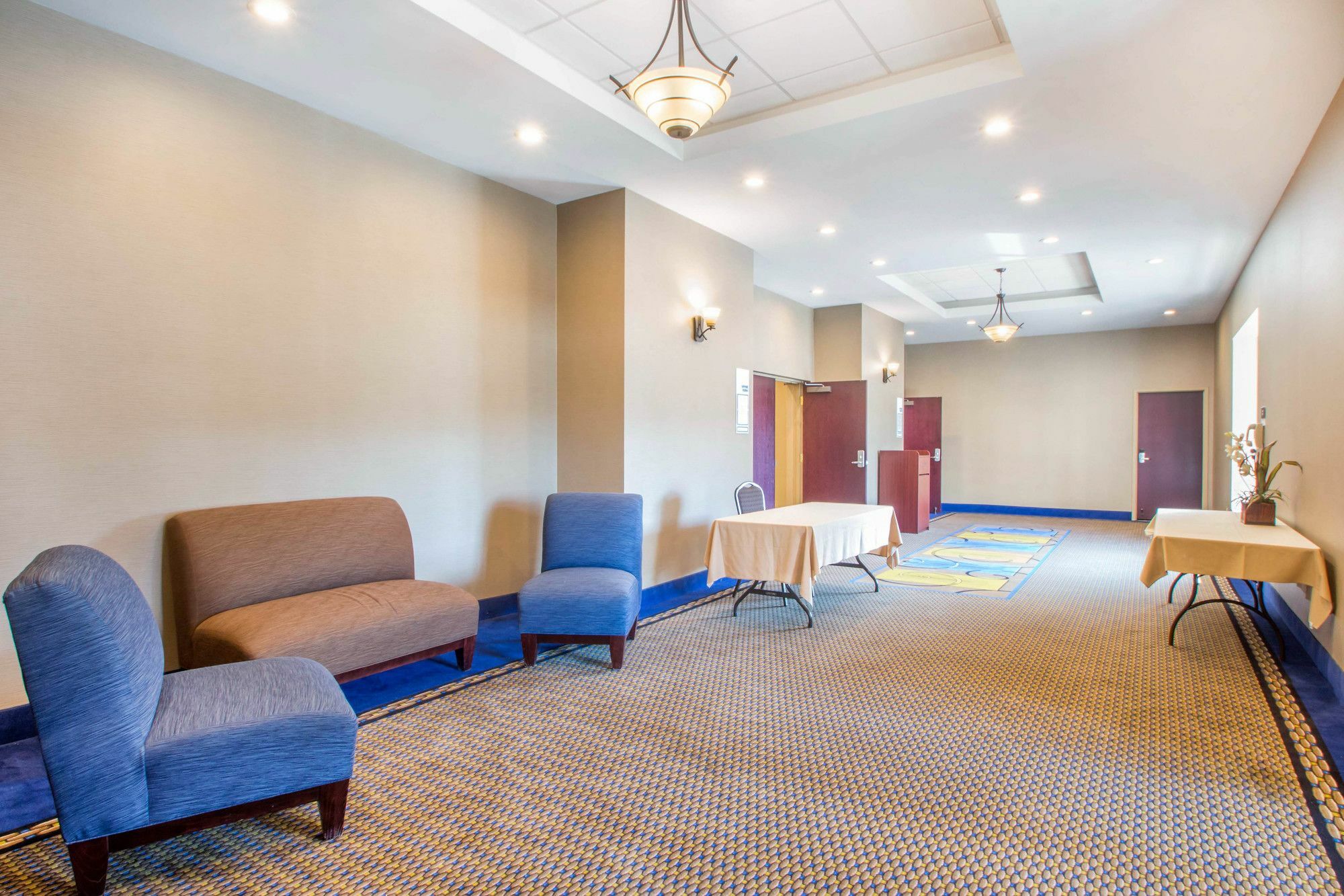 Holiday Inn Express & Suites - Albany Airport - Wolf Road By Ihg Exterior photo